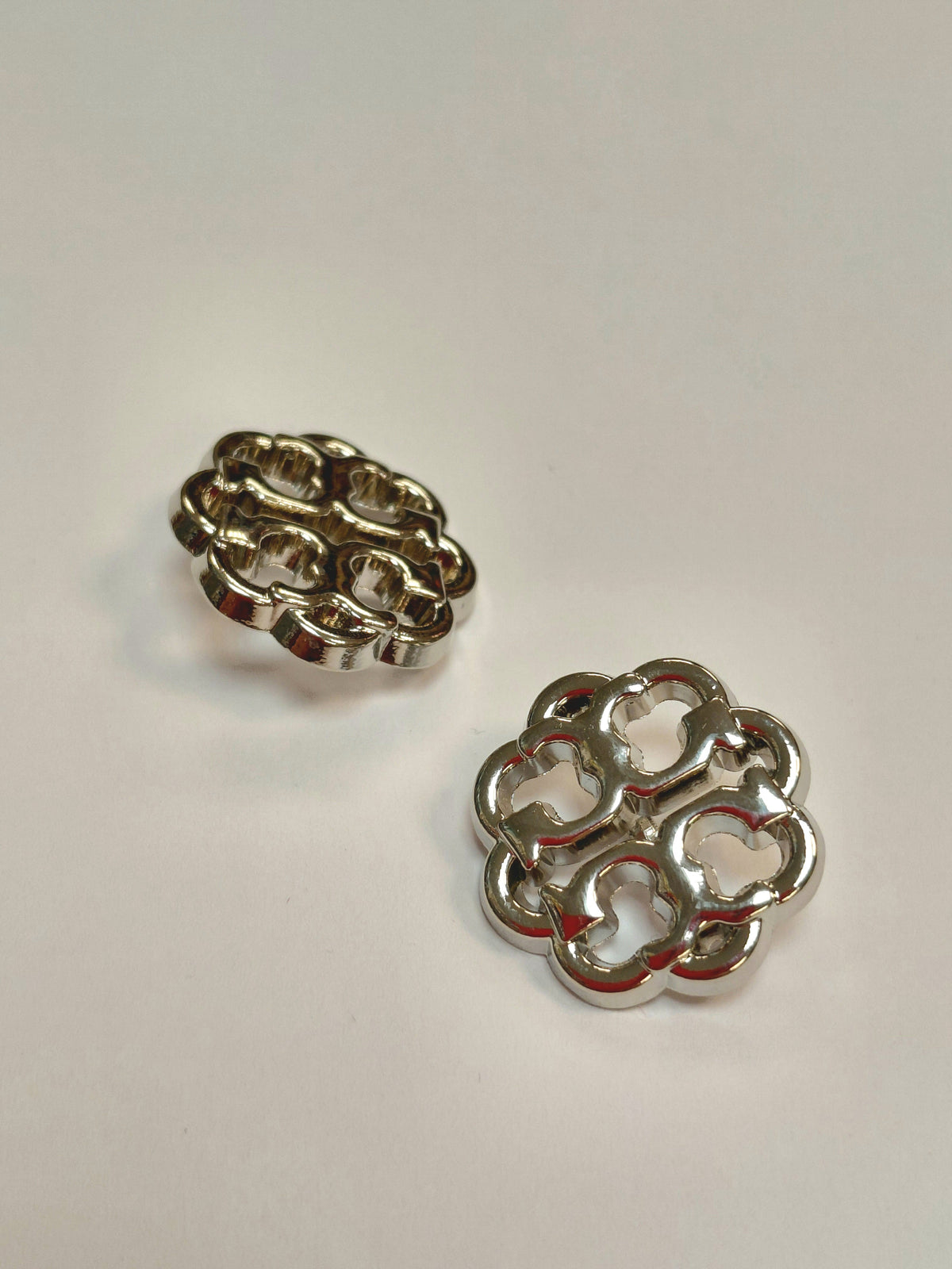 Bouton métallique sur pied 20 mm argent – disponible en ligne chez les tissus Charlotte