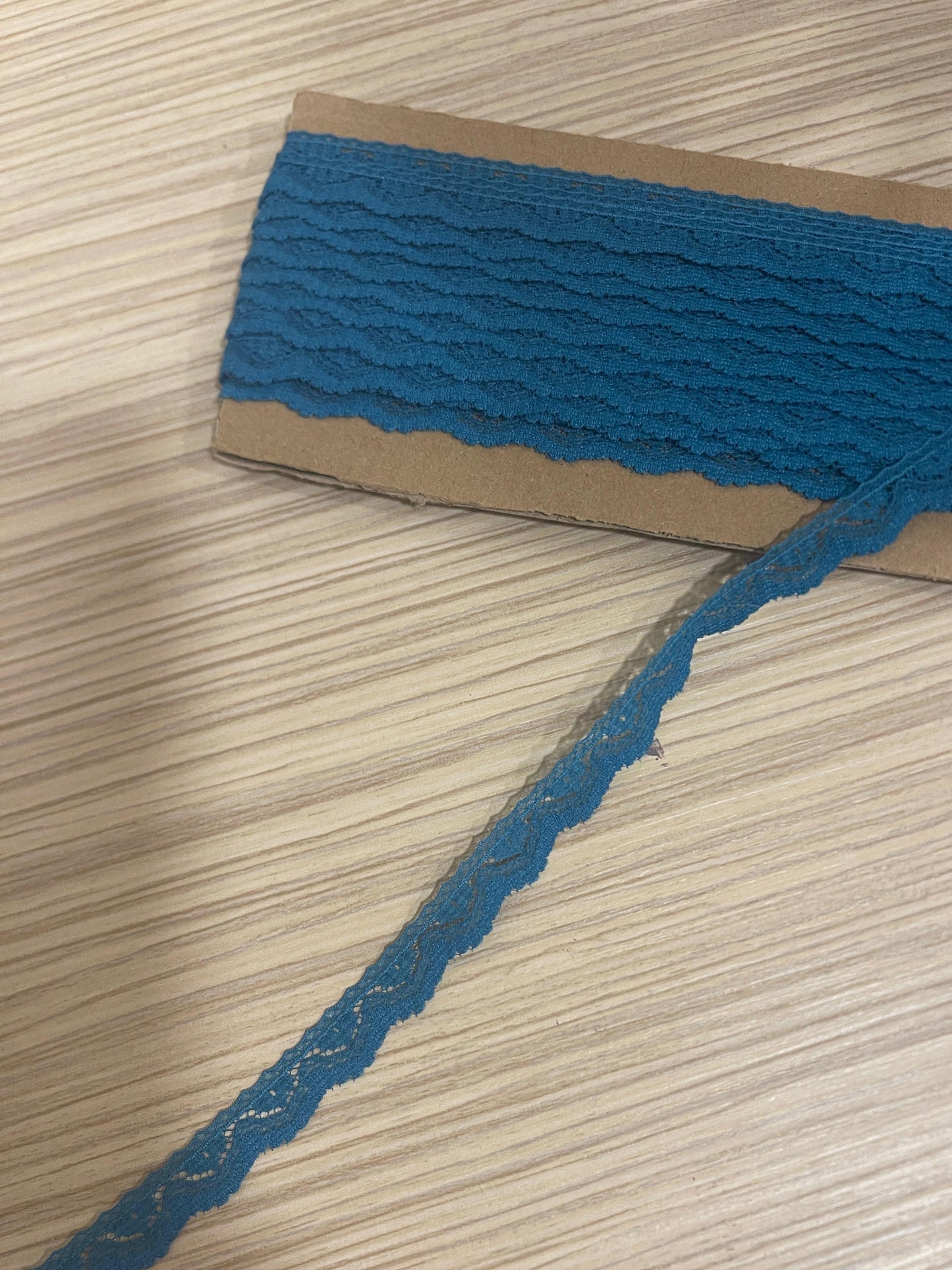 Image de dentelle 1,4 cm turquoise – disponible en ligne chez Šarlotes audumi