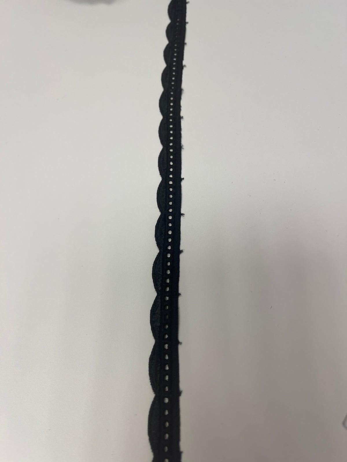 Image avec dentelle 2 cm noire – disponible en ligne chez Šarlotes audumi