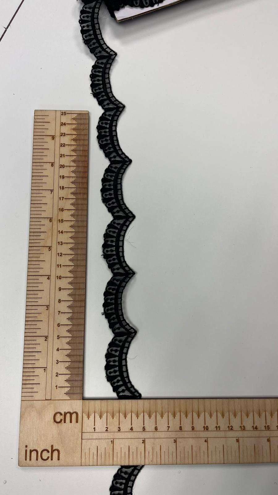 Image de dentelle ondulée de 3 cm, noire – disponible en ligne chez Šarlotes audumi