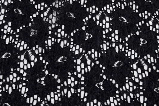 Image du tissu en dentelle noire 115 g/m² – disponible chez Šarlotes audumi