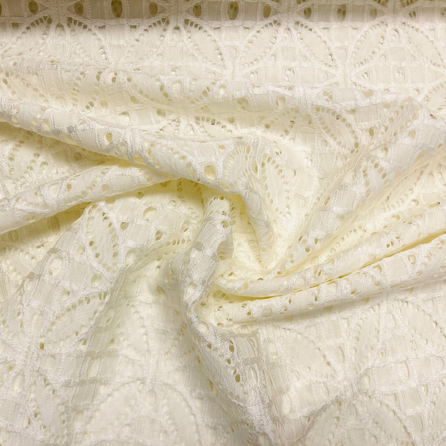 Tissu en dentelle - blanc lait 150 g/m²
