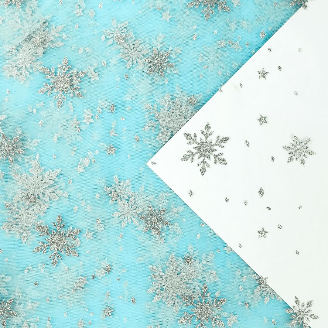Tulle doux avec flocons de neige argentés - ton aqua 30 g/m² – disponible chez Šarlotes audumi