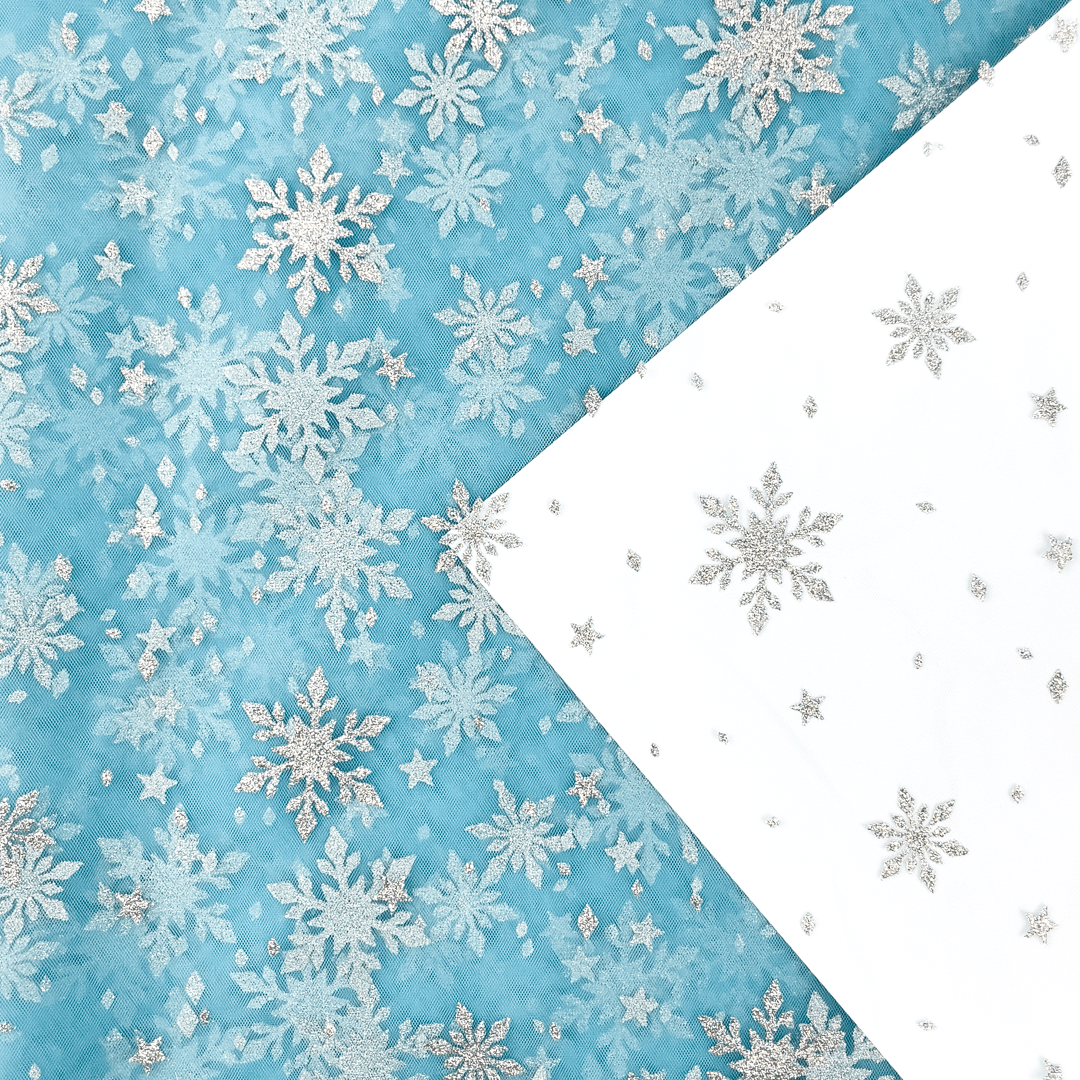 Image avec tulle doux à flocons de neige argentés - bleu 30 g/m² – disponible chez Šarlotes audumi