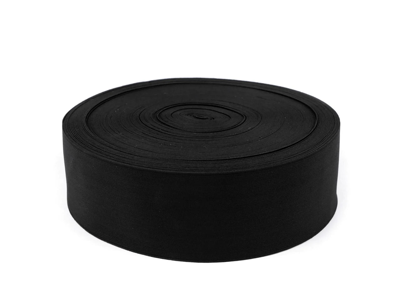 Image de l’élastique plat noir de 8 cm – disponible en ligne chez Šarlotes audumi