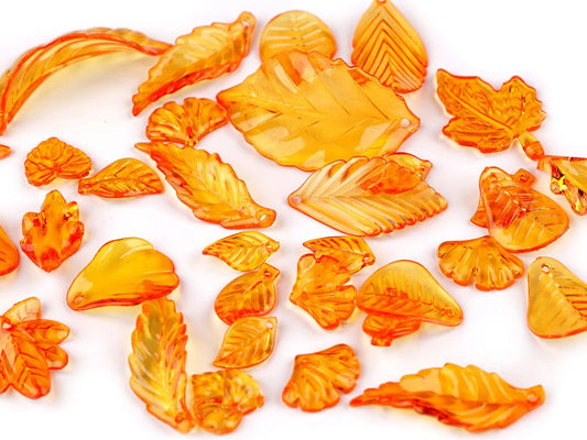 Image de perles feuille en plastique – mix de formes et tailles variées – disponible en ligne chez Šarlotes audumi