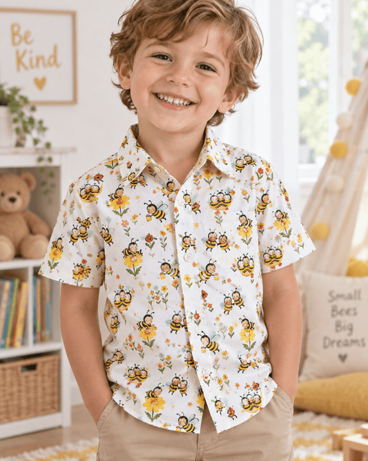 Image du tissu premium 100 % coton aux abeilles et fleurs – disponible en ligne chez Šarlotes audumi