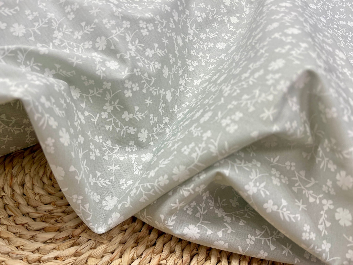 Tissu premium 100 % coton - motif floral délicat sur fond gris 110 g/m²