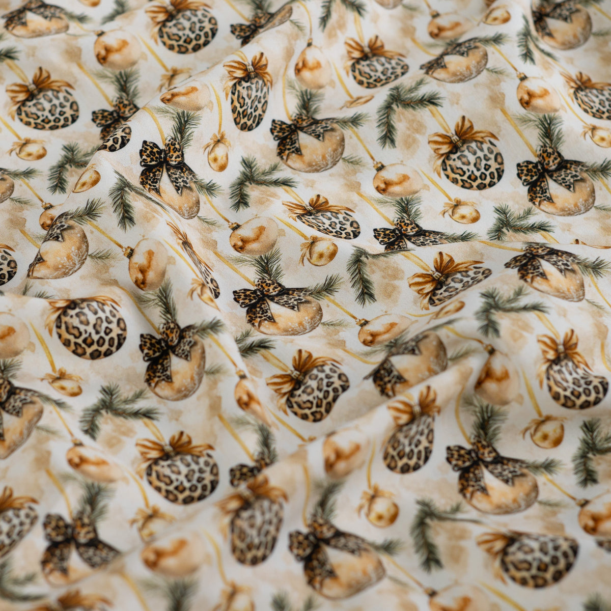 Image du tissu premium 100 % coton - décor léopard de Noël – disponible en ligne chez Šarlotes audumi