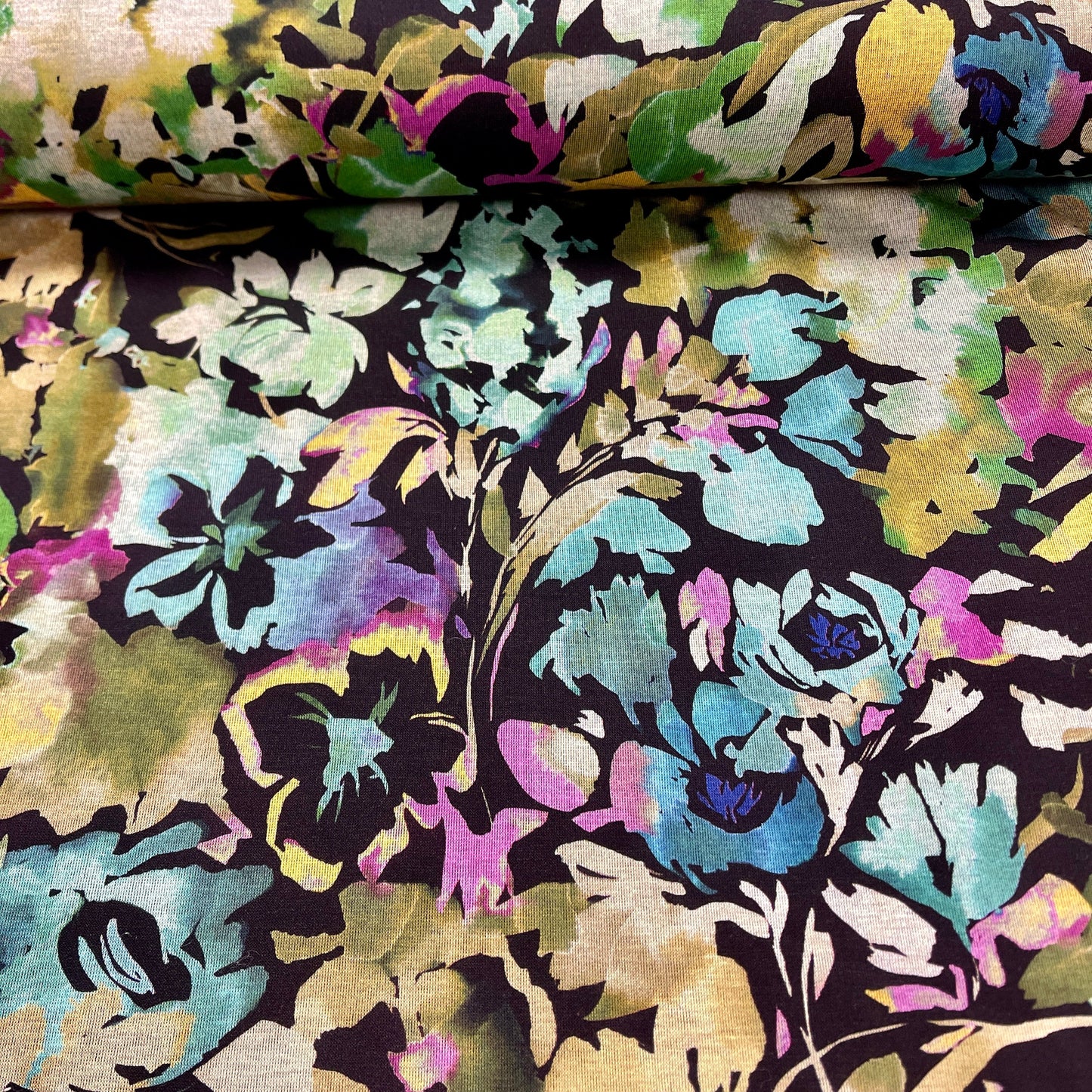 txt
Image de tissu en maille Punto di Roma - fleurs sur fond noir 240 g/m² – disponible chez Šarlotes audumi