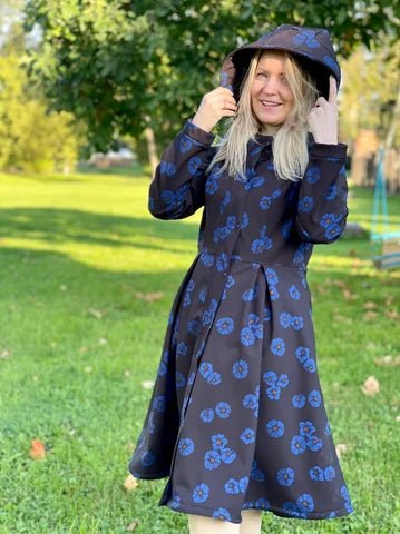Tissu softshell à fleurs bleues – disponible en ligne chez Šarlotes audumi