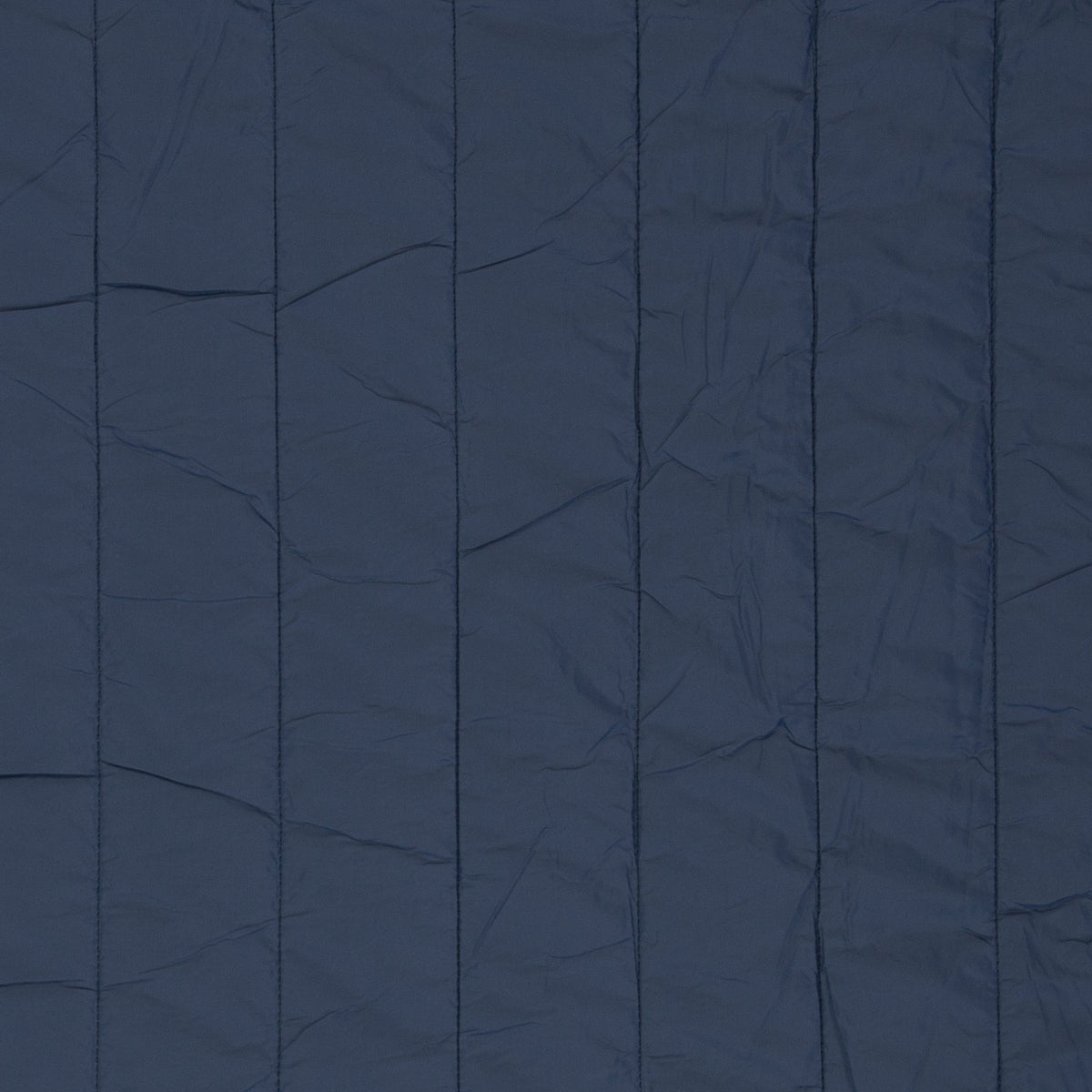 Image d’un tissu matelassé avec doublure en polaire bleue – disponible en ligne chez Šarlotes audumi