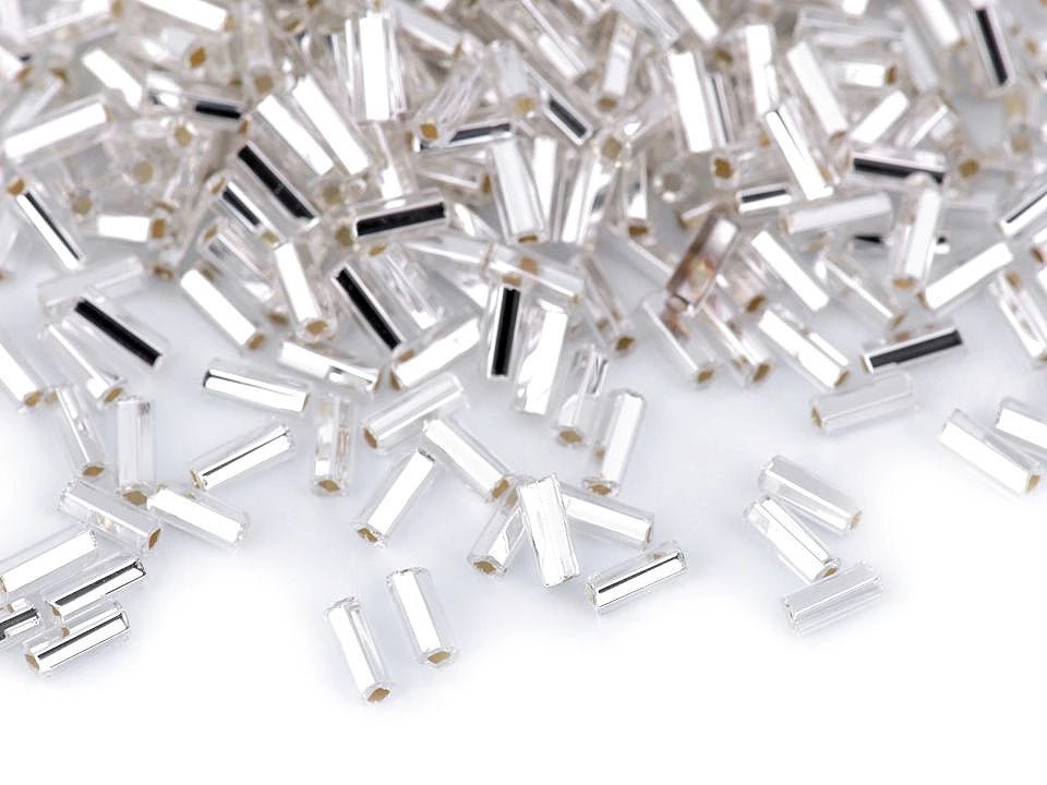 Image de perles tubes en verre (Bugle Beads) | 4,5 mm | Preciosa | différentes couleurs – disponible chez Šarlotes audumi