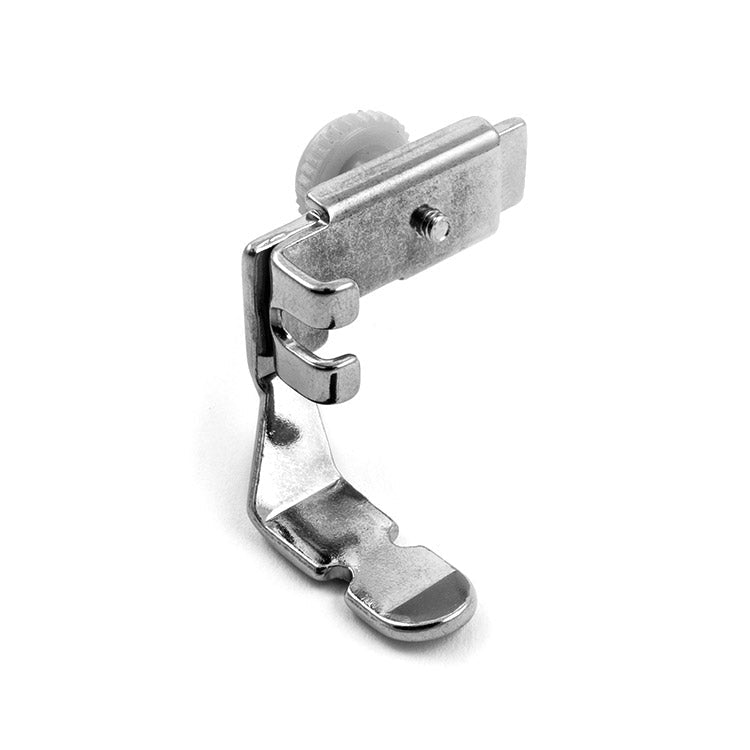 Image montrant le pied-de-biche double pour machine à coudre, pour poser des fermetures éclair et des cordons décoratifs – disponible chez Šarlotes audumi