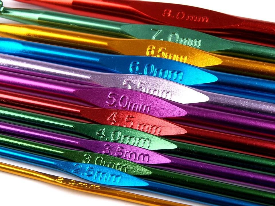 Image du lot de crochets au crochet – 12 tailles (2–8 mm) | Crochets en aluminium colorés – disponible chez Šarlotes audumi