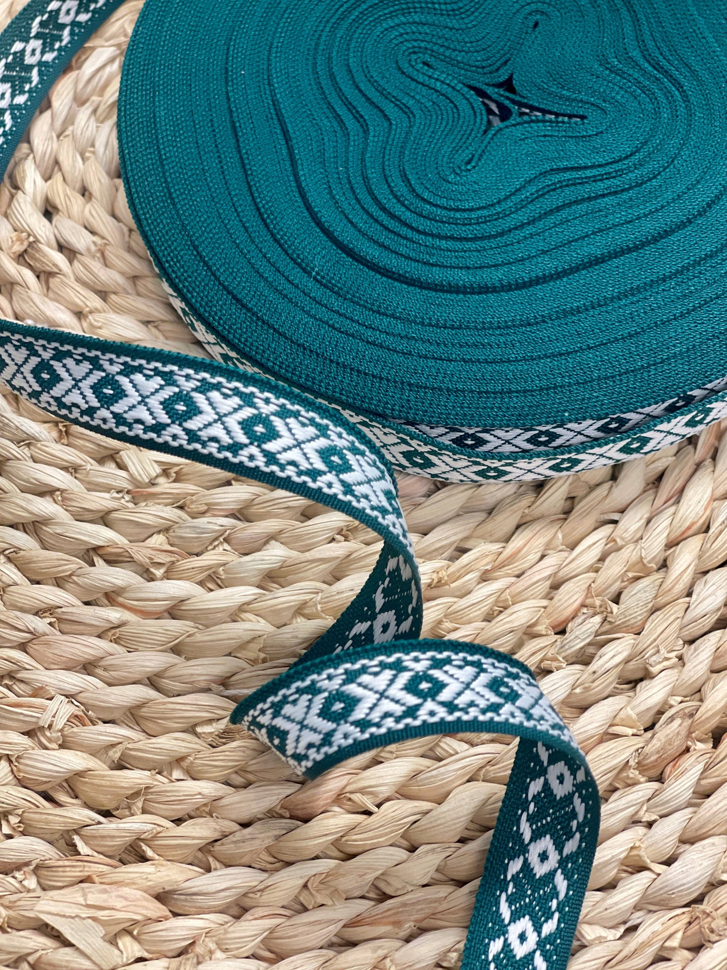 Folk ribbon, 16 mm belt - green with a white pattern - LV