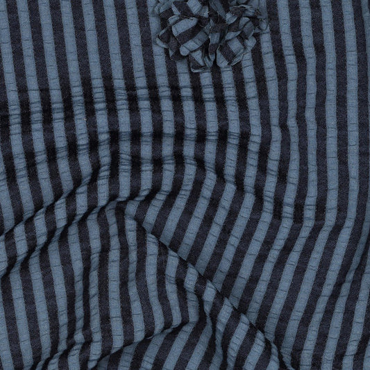Bild eines Viskosegewebes mit Streifen und Blumenmuster – dunkelblau 130 g/m² – erhältlich bei Šarlotes audumi