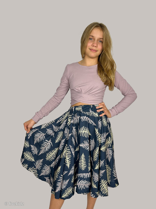 Image avec tissu en viscose - fougères sur fond bleu foncé 140 g/m² – disponible chez Šarlotes audumi