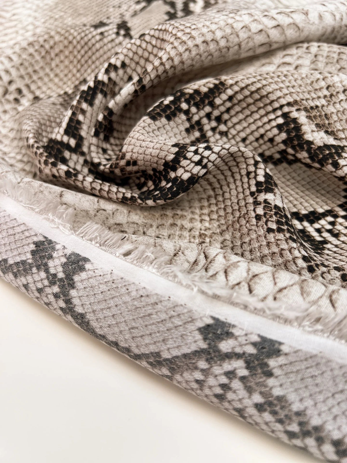 Tissu crêpe en viscose à motif peau de serpent dans des tons beige – Italie – disponible en ligne chez Charlotte Tissus