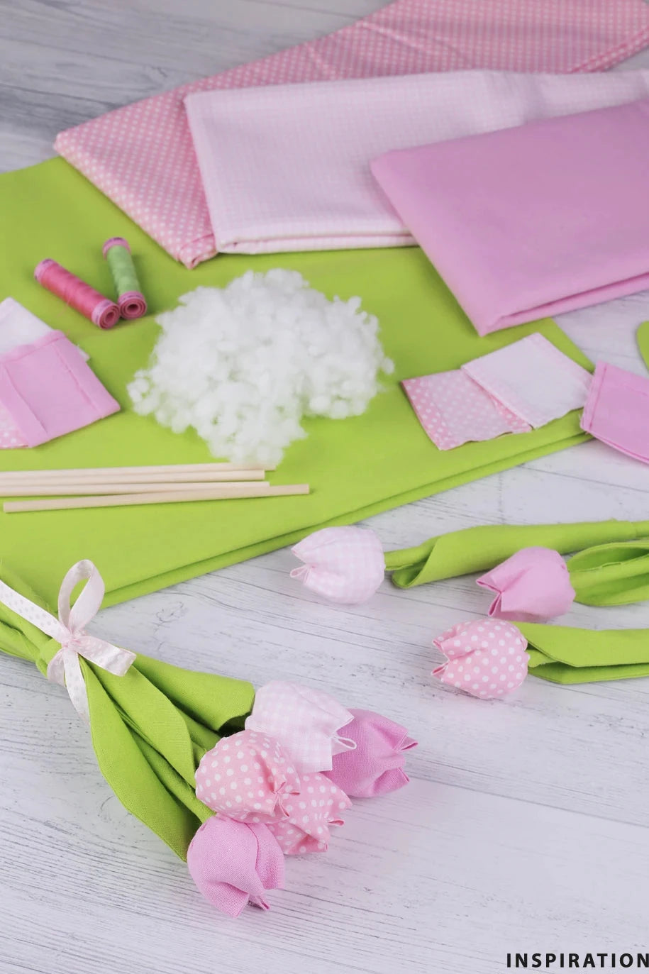 Image d’un tissu 100 % coton à carreaux verts, 125 g/m – disponible en ligne chez Šarlotes audumi