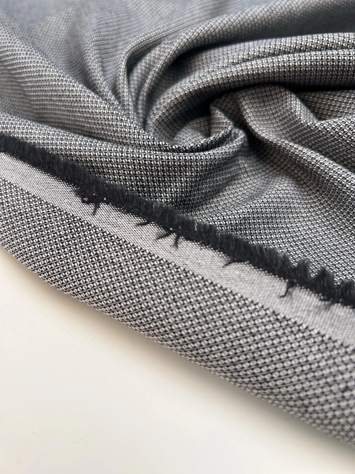Tissu jacquard en coton avec élasthanne gris – Italie – disponible en ligne chez Šarlotes audumi
