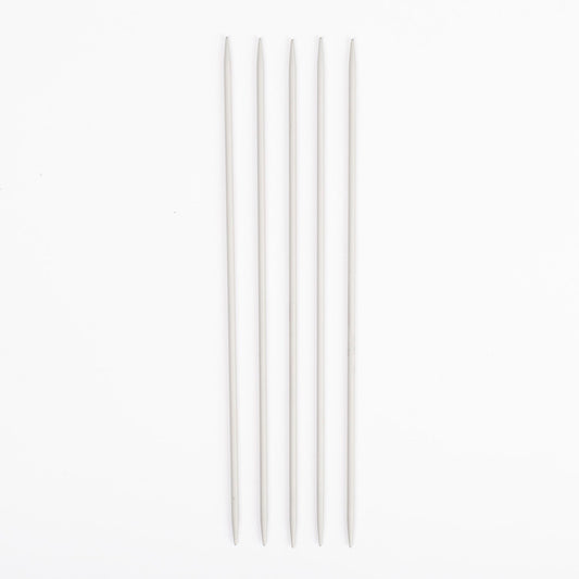 Image avec aiguilles à tricoter pour chaussettes DROPS basic – aluminium (20 cm) | 2,0 - 5,0 mm – disponible chez Šarlotes audumi