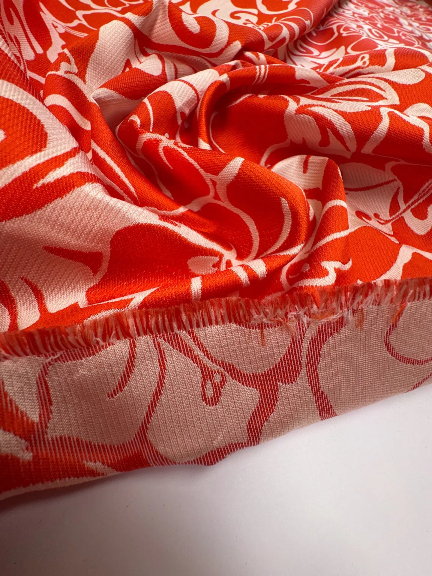 Jacquard de soie - motif floral rouge et beige 105 g/m²