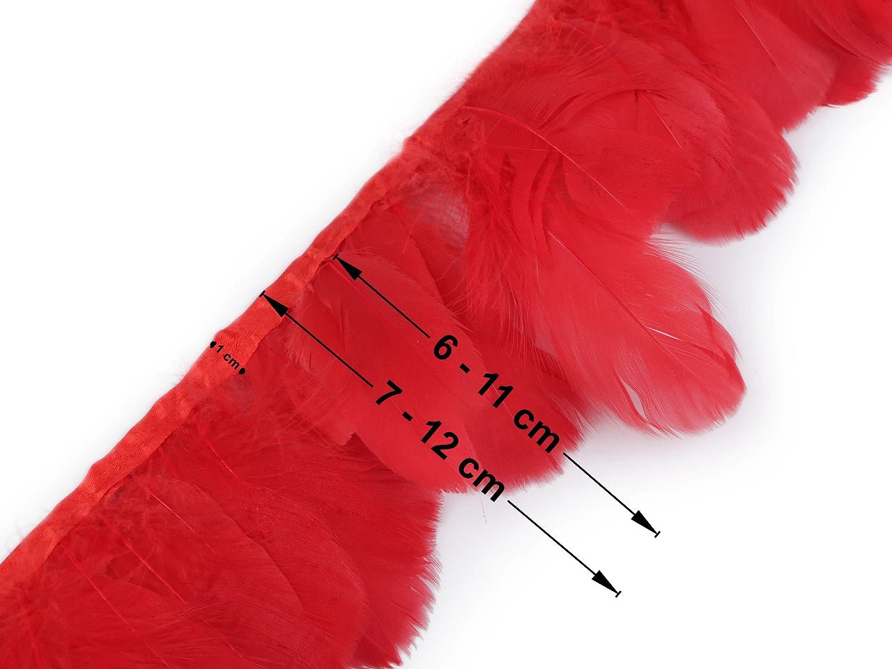 Image de ruban de finition en plumes d’oie - rouge (pack de 50 cm) – disponible chez Šarlotes audumi