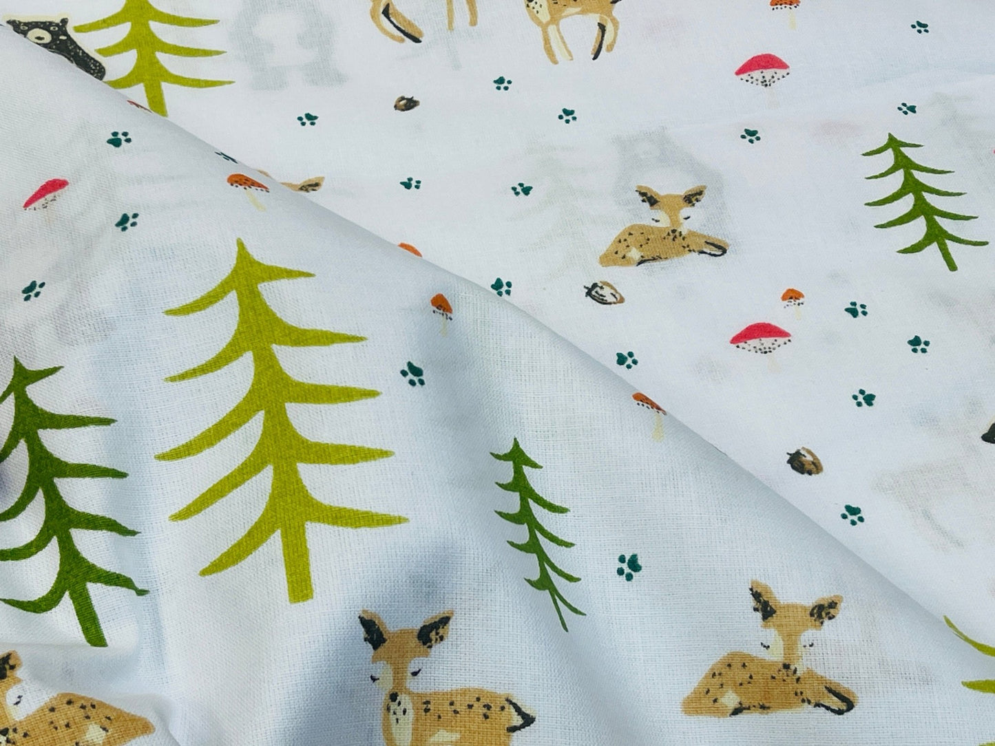100 % Baumwollstoff – Tiere in Tannenbäumen 130 g/m²