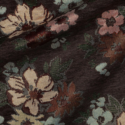 Fleurs en tapisserie aux accents dorés sur fond brun