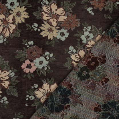 Fleurs en tapisserie aux accents dorés sur fond brun