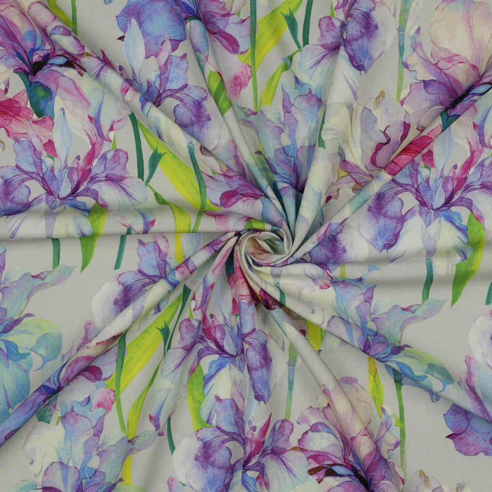 100% Viskozes audums-īrisi uz gaiša fona 105 g/m²