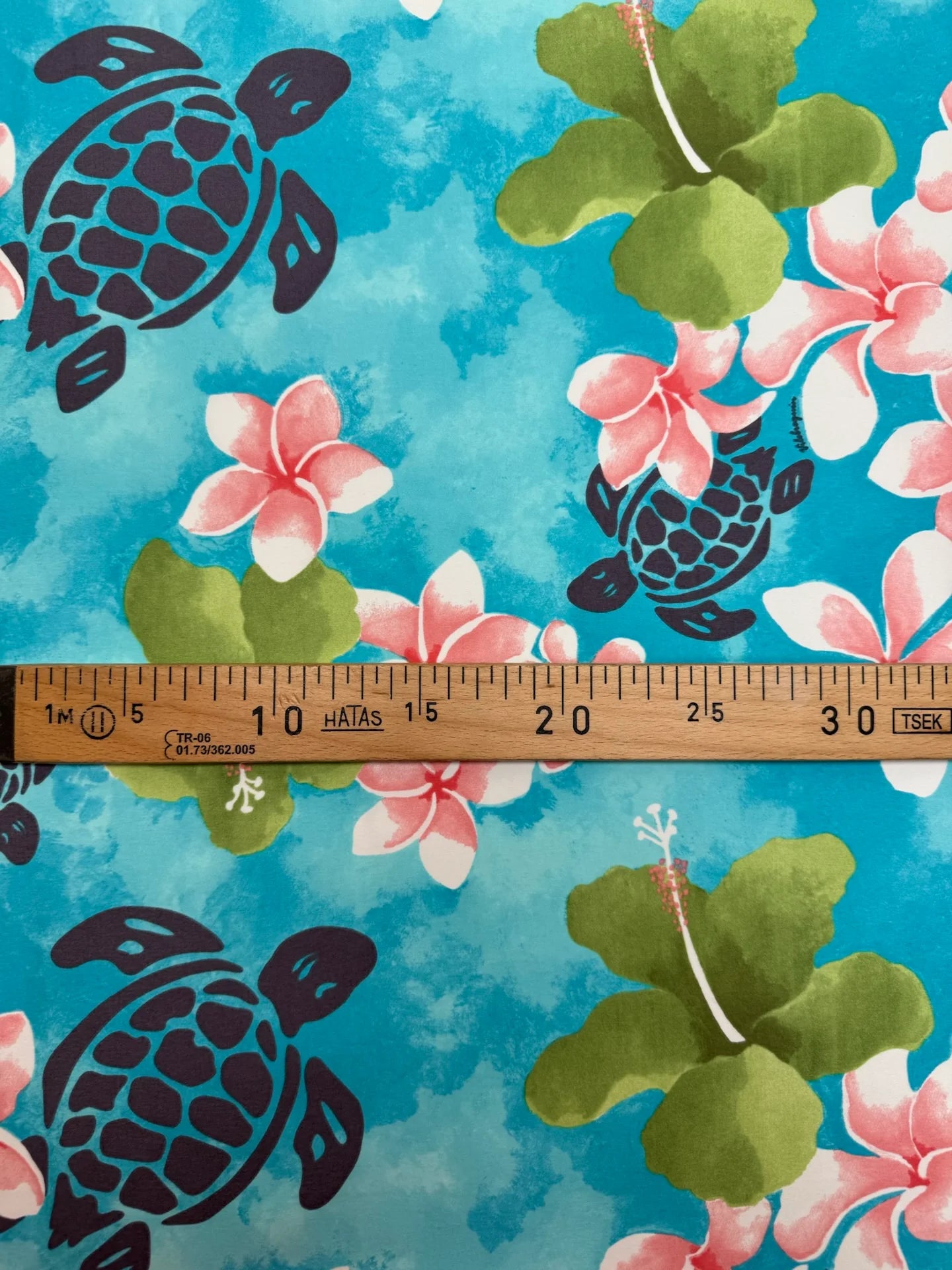 Französischer Stoff mit tropischem Blumenmuster in Blaugrüntönen – 160 g/m²