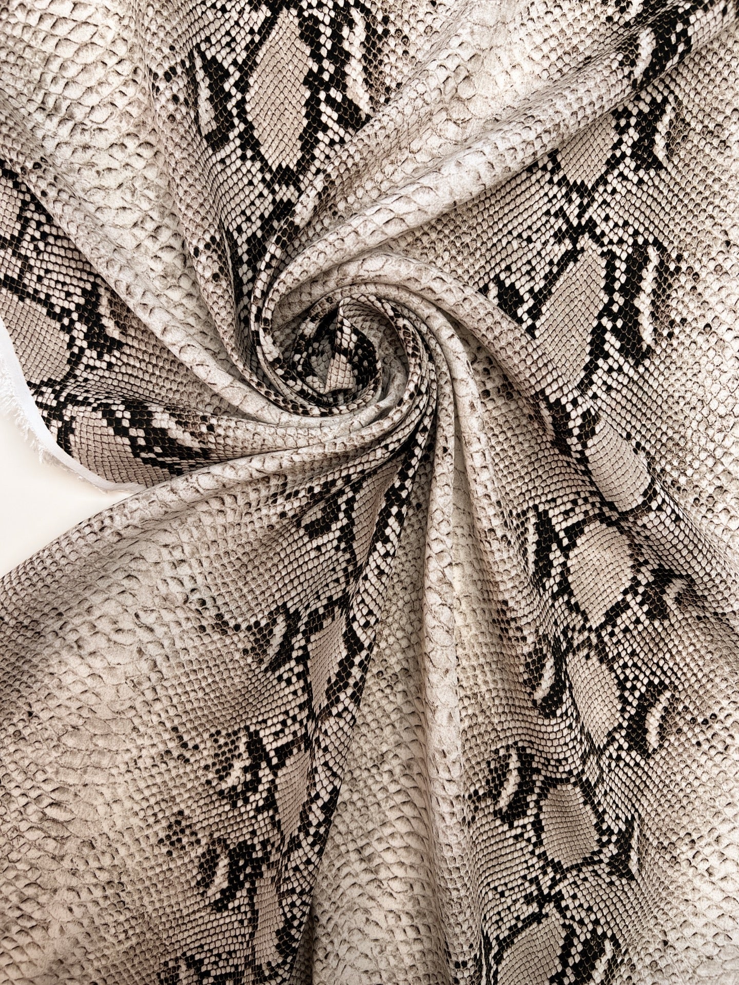 Viscose crepe fabric with snakeskin pattern in beige tones – Italy