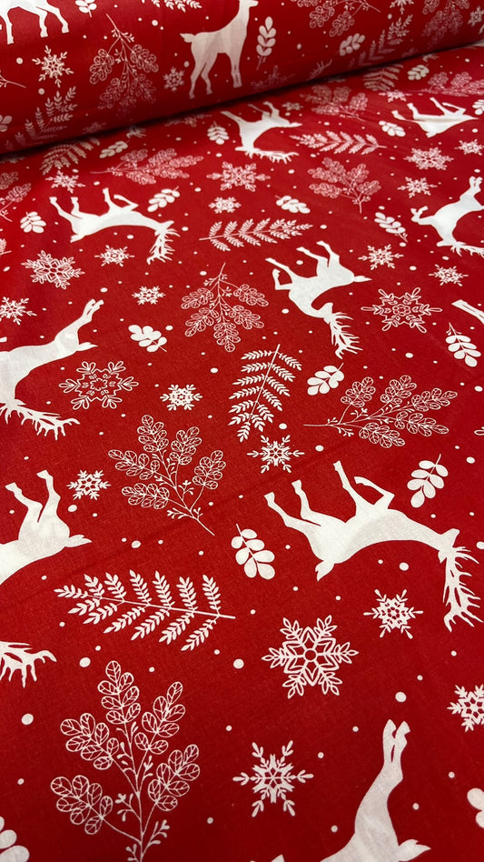 Image en tissu 100 % coton avec des cerfs blancs sur fond rouge – disponible en ligne chez Šarlotes audumi