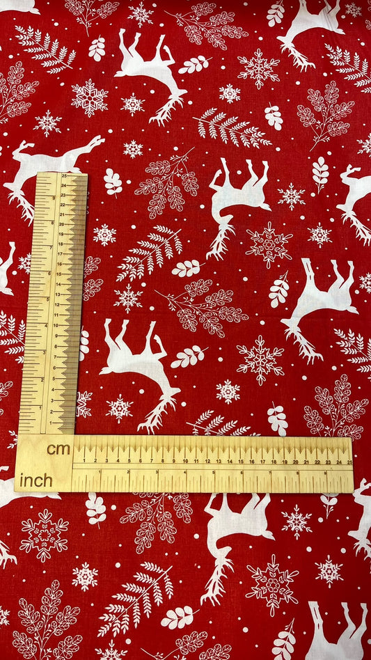 Image en tissu 100 % coton avec des cerfs blancs sur fond rouge – disponible en ligne chez Šarlotes audumi