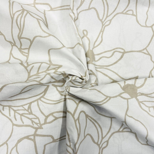 100% Baumwollstoff – beiges Blumenmuster auf weißem Hintergrund 130 g/m²