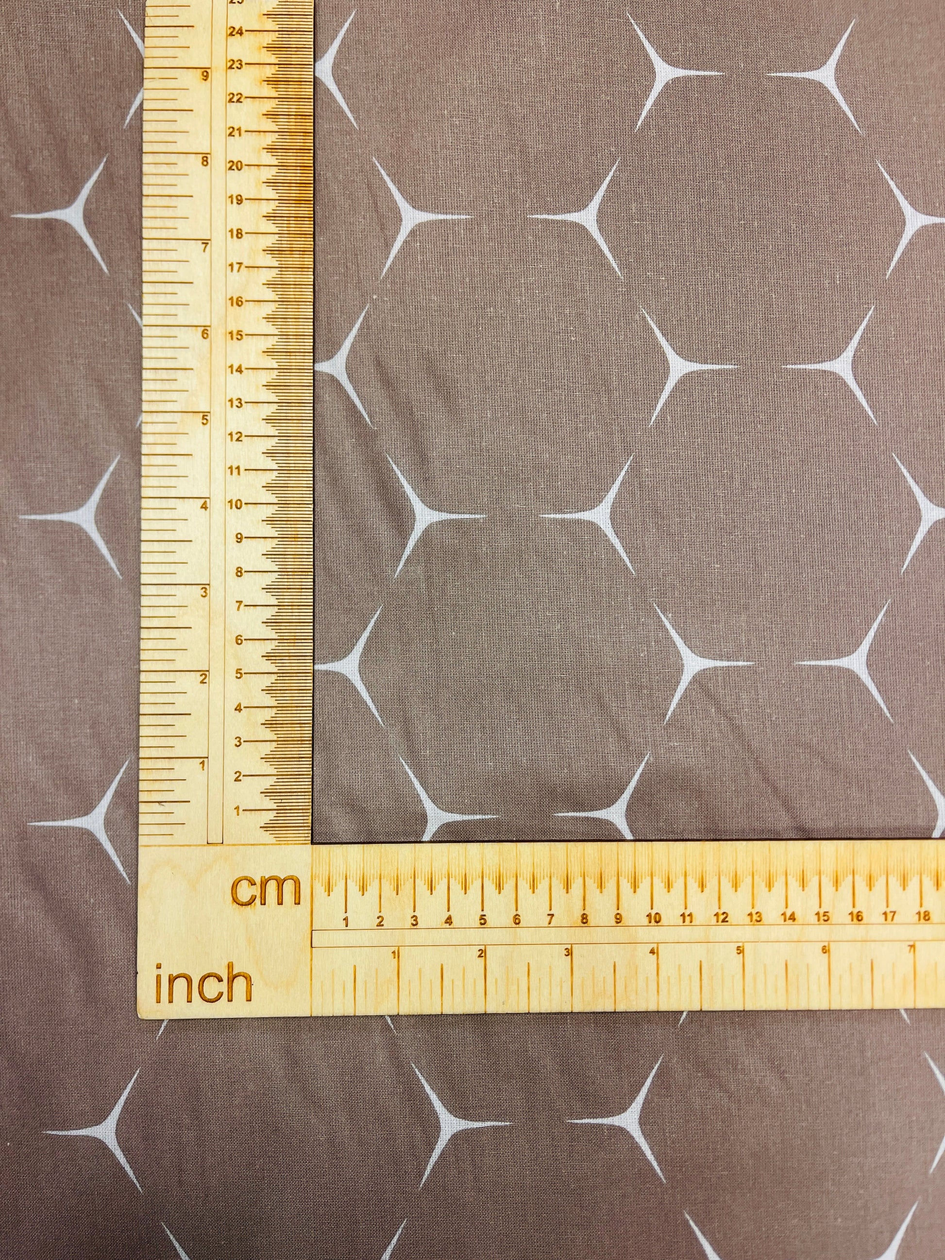 Tissu 100 % coton - motif abstrait brun 220cm 146 g/m²