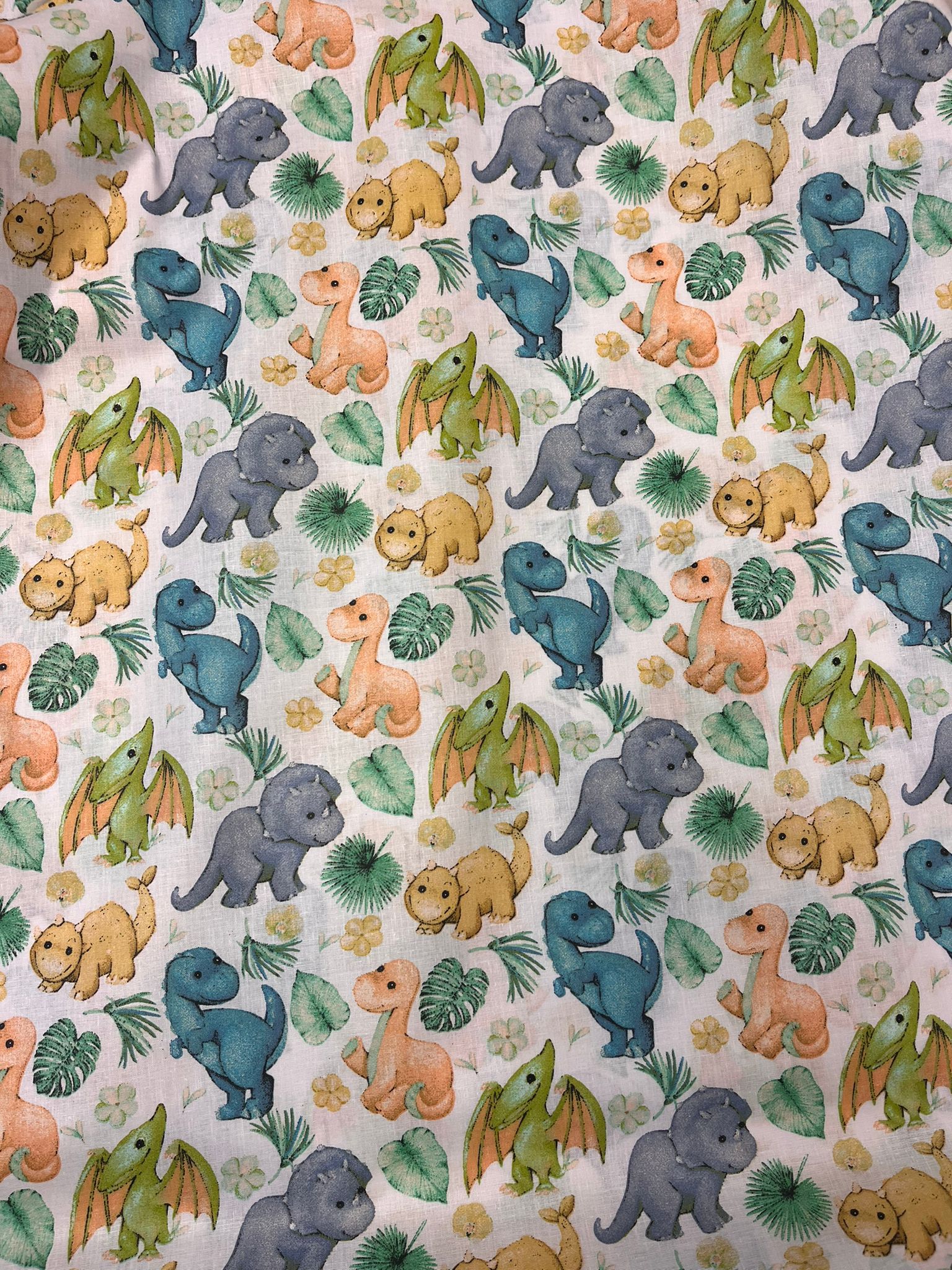 Image d’un tissu 100 % coton - dino 125 g/m² – disponible chez Šarlotes audumi