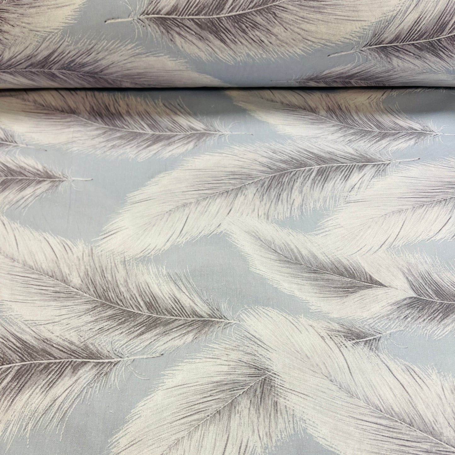 Image avec tissu 100 % coton – duvet, 220 cm, 146 g/m² – disponible chez Šarlotes audumi