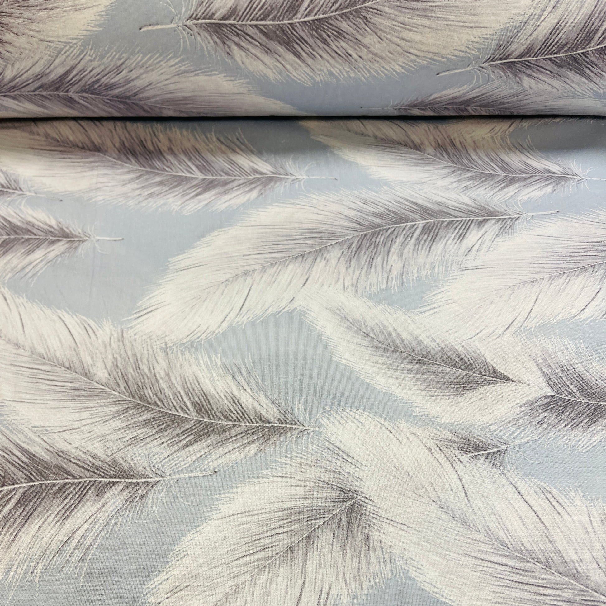 Image avec tissu 100 % coton – duvet, 220 cm, 146 g/m² – disponible chez Šarlotes audumi