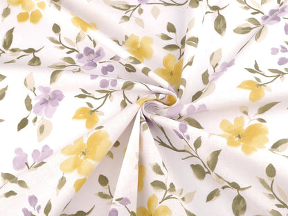 Bild mit 100% Baumwollstoff mit gelben und lilafarbenen Blumen – online bei Šarlotes audumi erhältlich