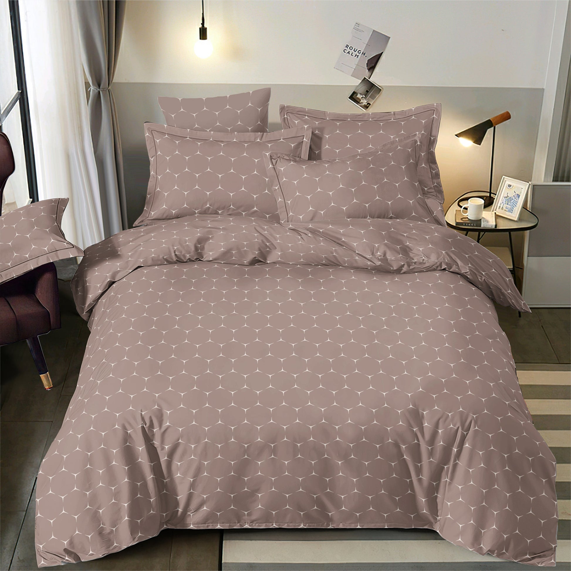 Image avec tissu 100 % coton à motif géométrique, 220cm 146 g/m² – disponible chez Šarlotes audumi