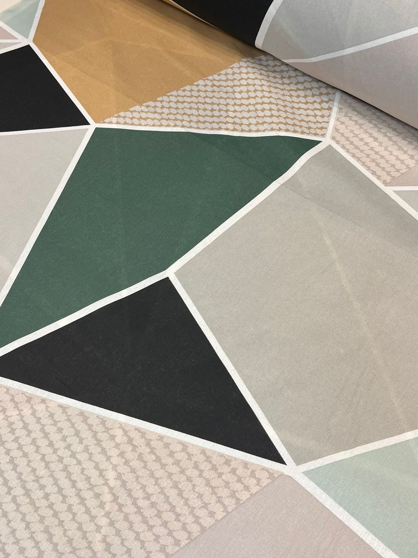 Image en tissu 100 % coton - triangles géométriques 220 cm 130 g/m² – disponible chez Šarlotes audumi