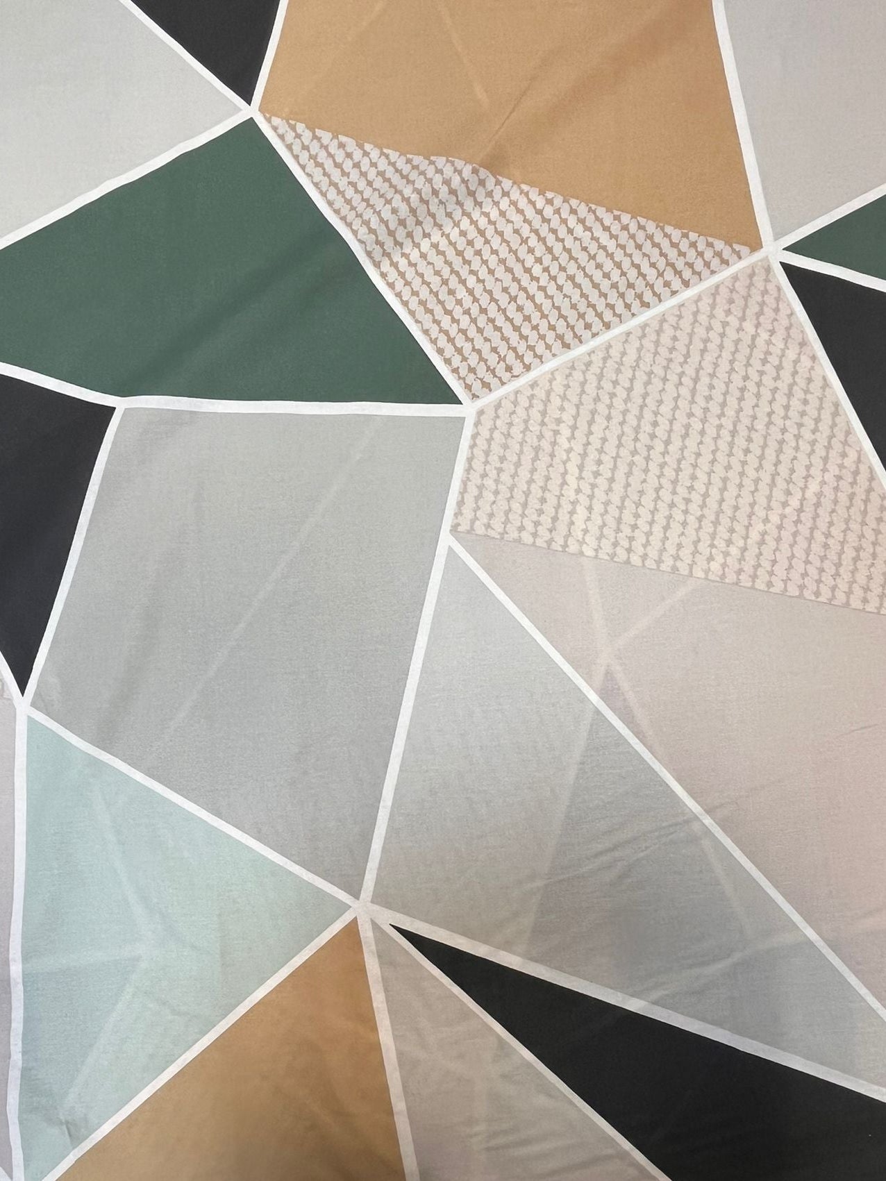 Tissu en coton 100 % - triangles géométriques 220 cm 130 g/m² – disponible chez Šarlotes audumi