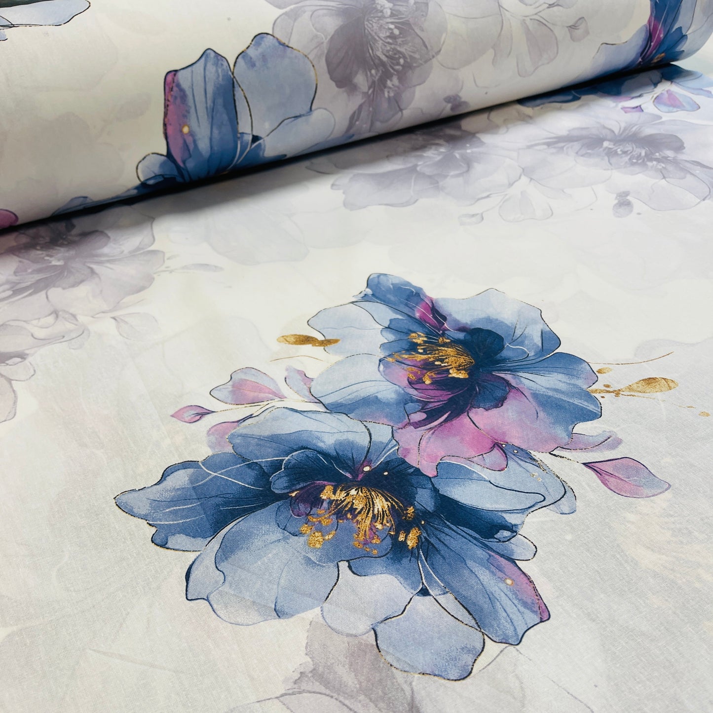 Image avec tissu 100 % coton - fleurs indigo 220 cm 146 g/m² – disponible chez Šarlotes audumi
