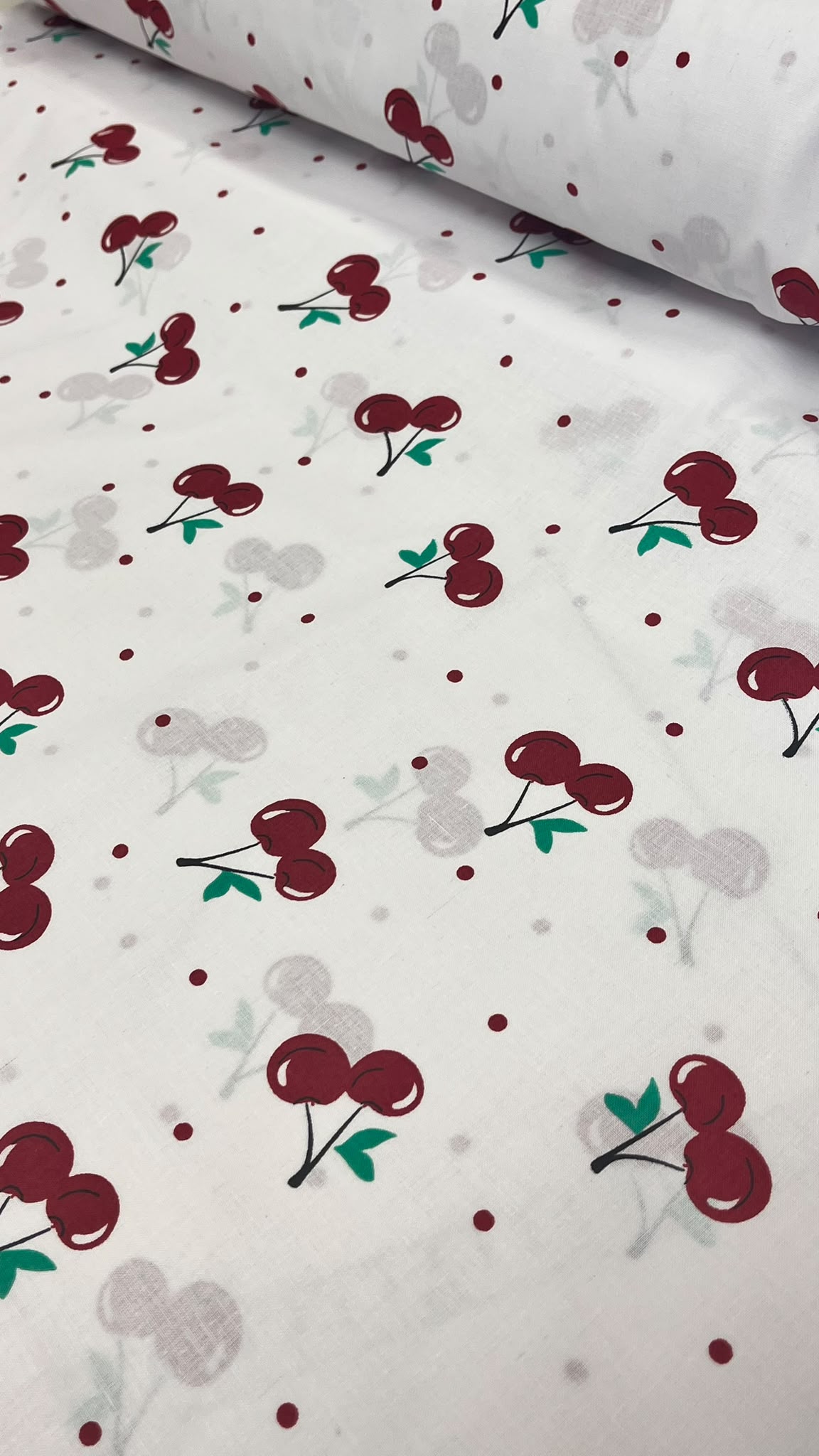 Image avec tissu 100 % coton à motif cerises – disponible en ligne chez Šarlotes audumi