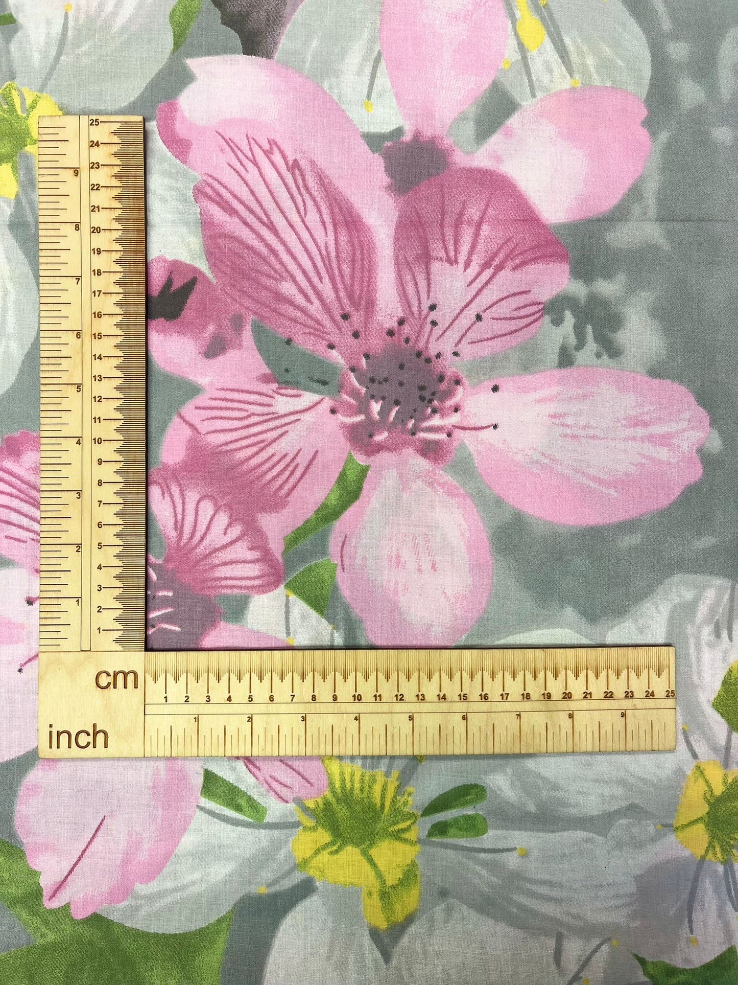 Attēls ar 100% Kokvilnas audums - ķiršu ziedi 125 g/m² – pieejams Šarlotes audumi