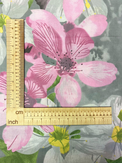 Attēls ar 100% Kokvilnas audums - ķiršu ziedi 125 g/m² – pieejams Šarlotes audumi