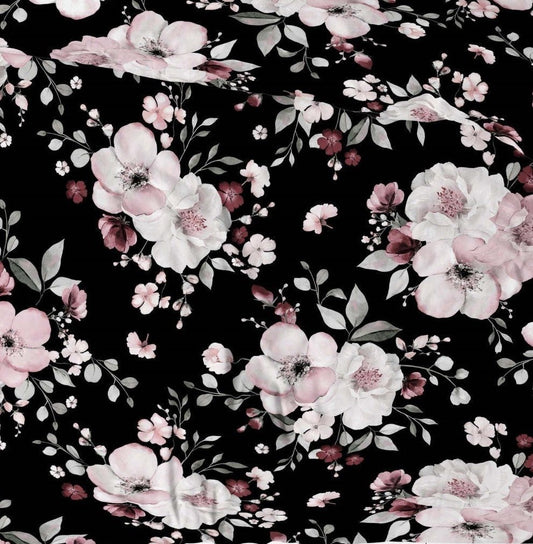 Tissu 100 % coton à fleurs de cerisier sur fond noir – disponible en ligne chez Šarlotes audumi